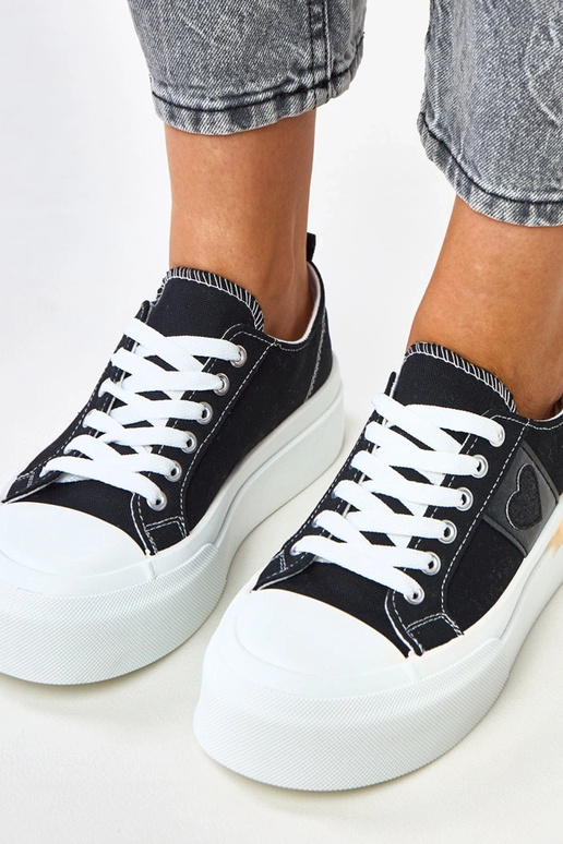 Juodos sportinės kurpaitės...