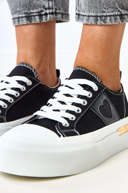 Juodos sportinės kurpaitės...