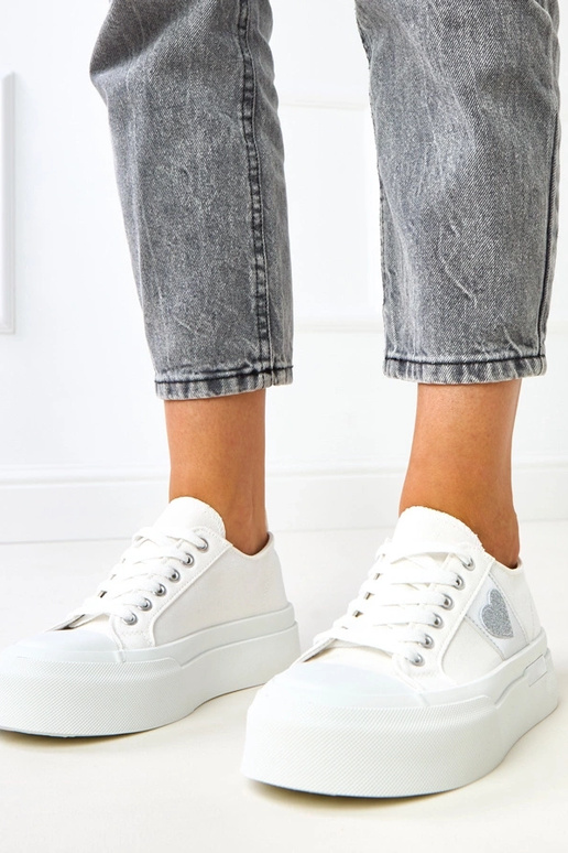 Baltos sportinės kurpaitės...