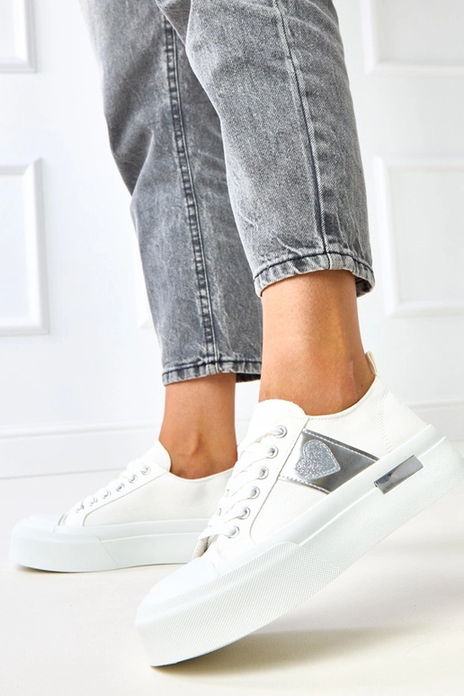 Baltos sportinės kurpaitės...