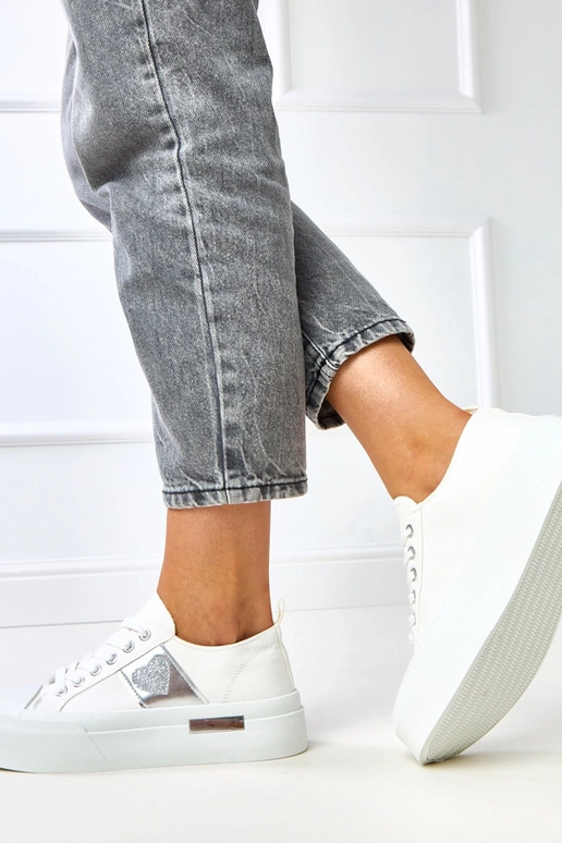 Baltos sportinės kurpaitės...