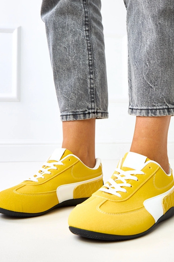 Geltoni sportiniai bateliai...