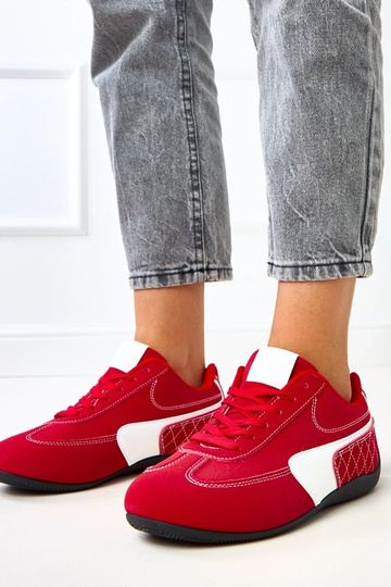 Raudoni sportiniai bateliai...