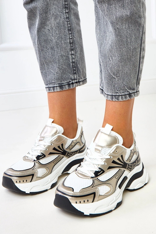 Auksiniai sportiniai bateliai ant...