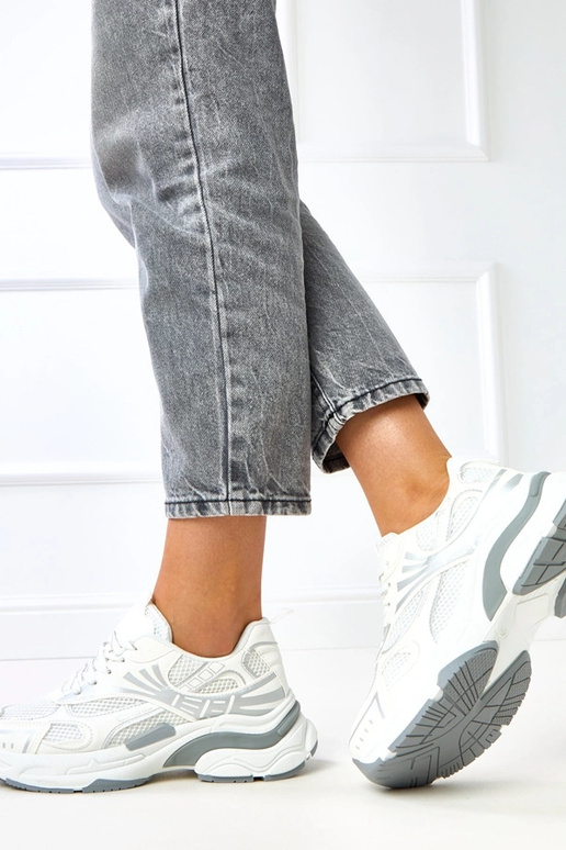 Balti sportiniai bateliai ant...