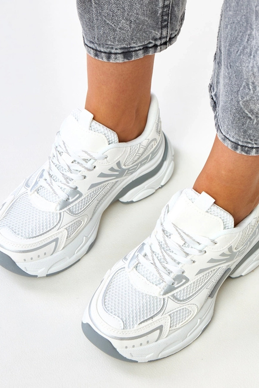 Balti sportiniai bateliai ant...