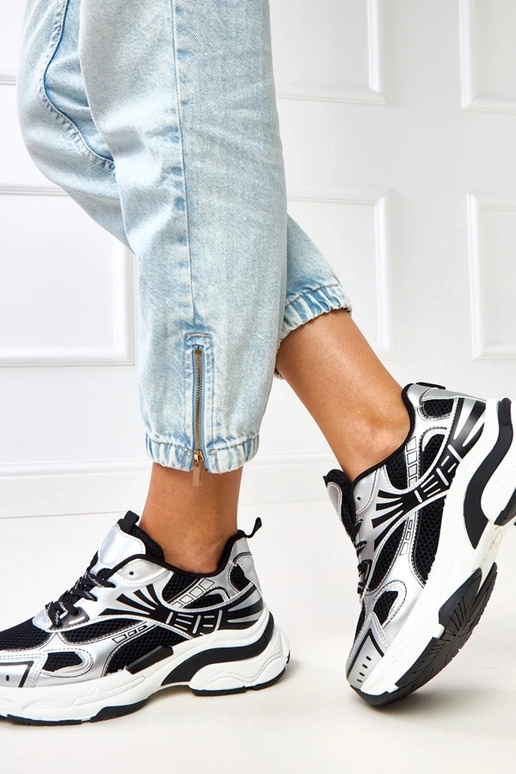 Juodi sportiniai bateliai su masyviu...