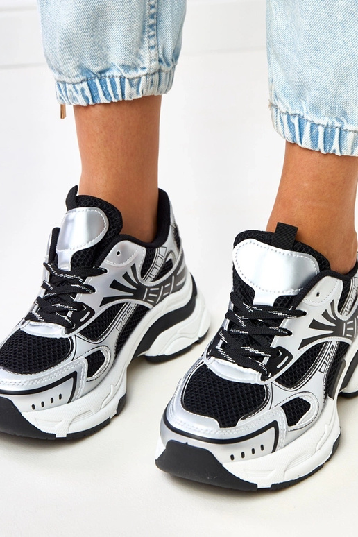 Juodi sportiniai bateliai su masyviu...