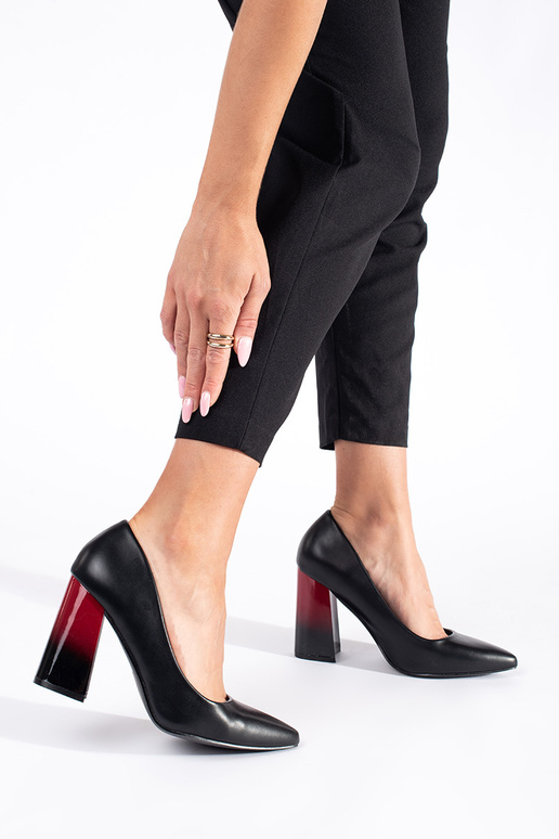 juodos spalvos aukštakulniai ant aukšto stulpo