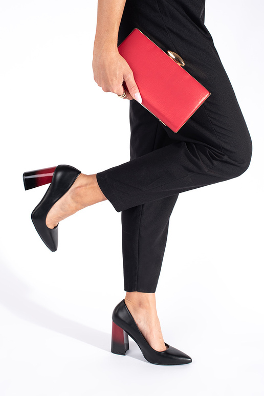 juodos spalvos aukštakulniai ant aukšto stulpo