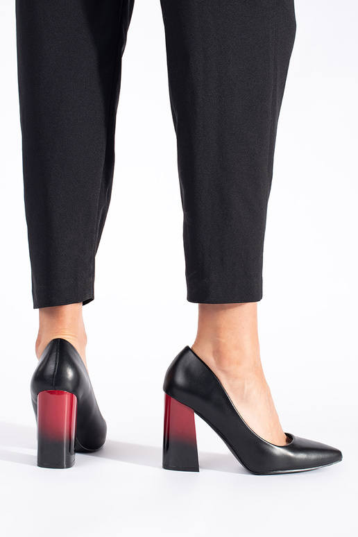 juodos spalvos aukštakulniai ant aukšto stulpo