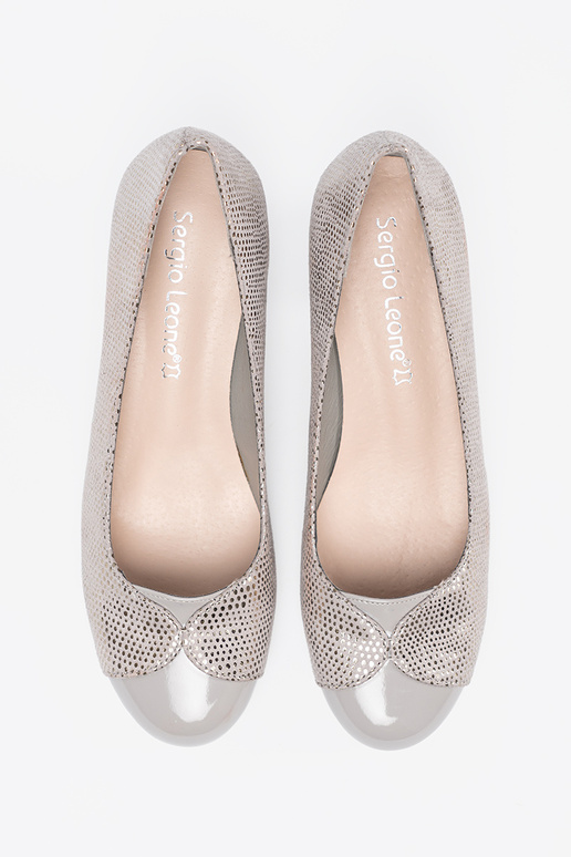 pilkos spalvos aukštakulniai ze sidabrasm zdobieniem