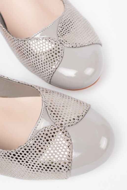 pilkos spalvos aukštakulniai ze sidabrasm zdobieniem