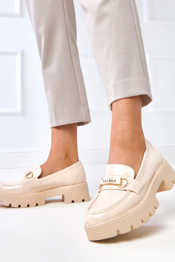 Smėlio spalvos lakiniai...