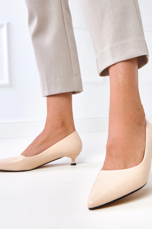 Smėlio spalvos bateliai ant žemo...