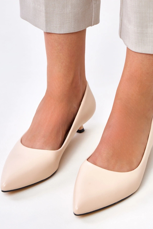 Smėlio spalvos bateliai ant žemo...