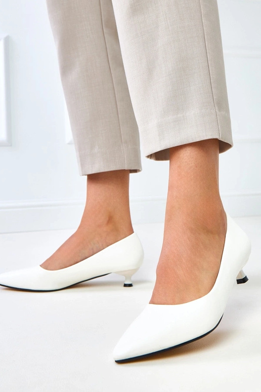 Balti bateliai ant žemo kulno, Louise