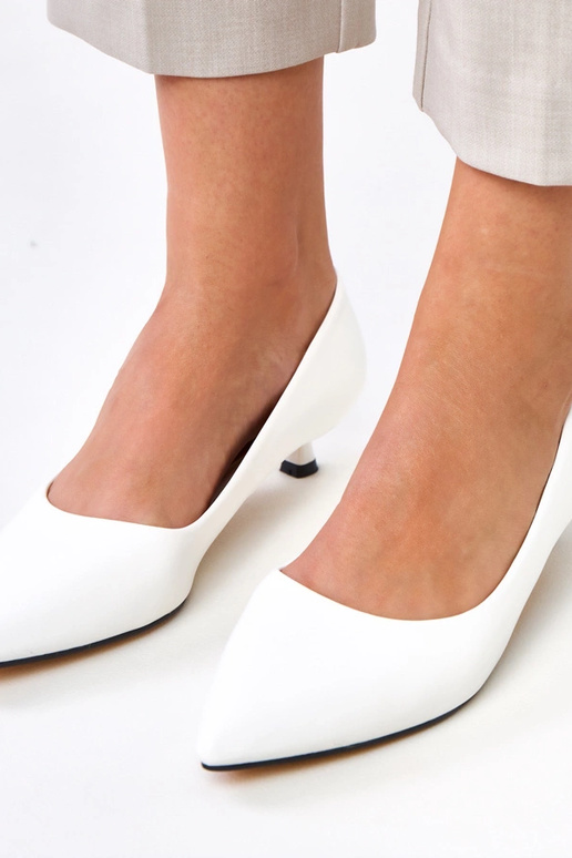 Balti bateliai ant žemo kulno, Louise