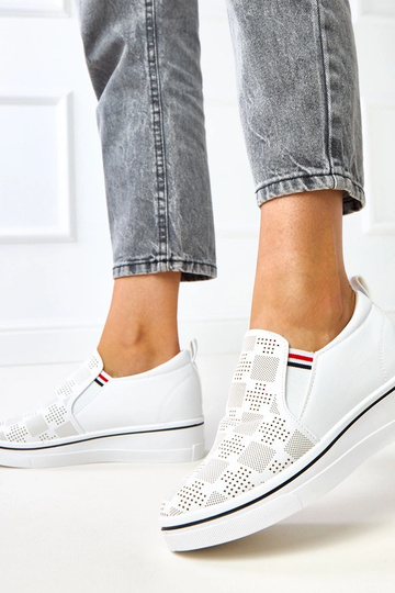 Balti ažūriniai kedai ant...