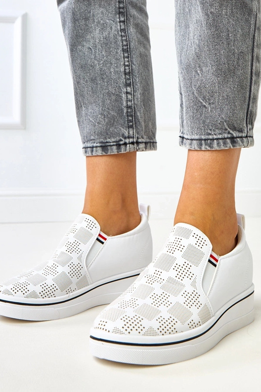 Balti ažūriniai kedai ant platformos,... Balti ažūriniai kedai ant platformos,...