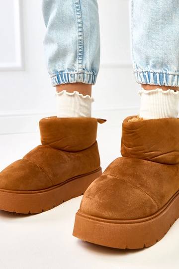 Rudi šilti sniego batai ant...