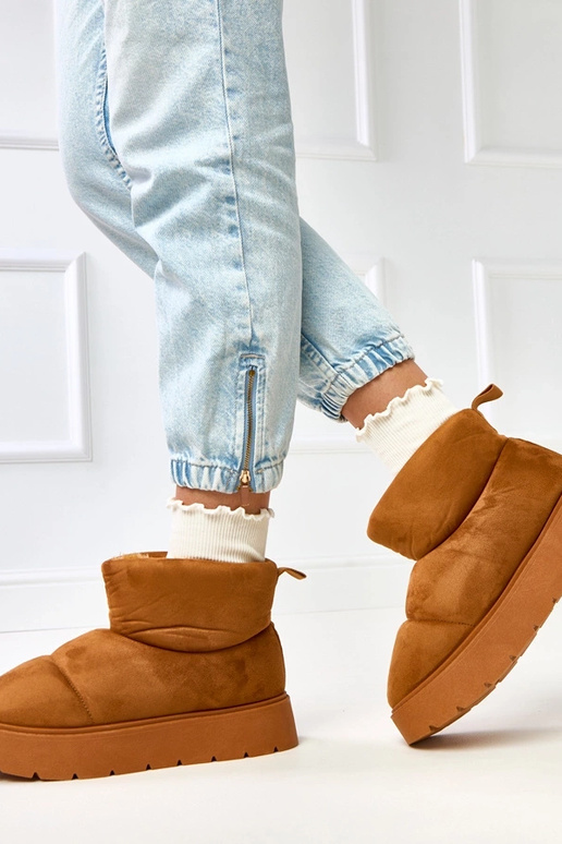 Rudi šilti sniego batai ant...