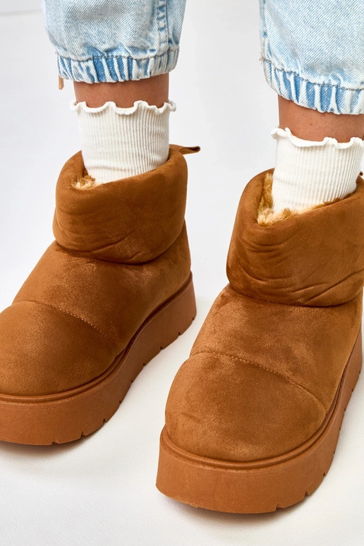 Rudi šilti sniego batai ant...