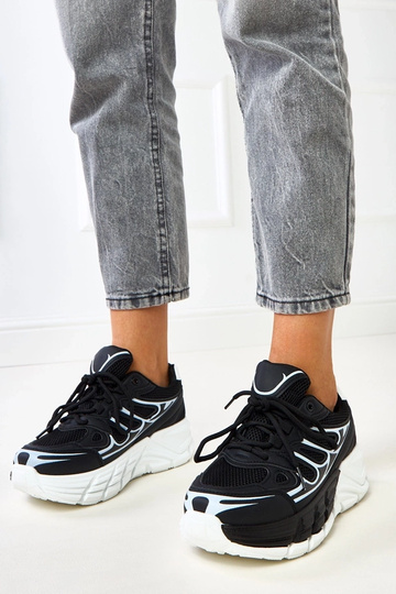 Juodi sportbačiai ant...