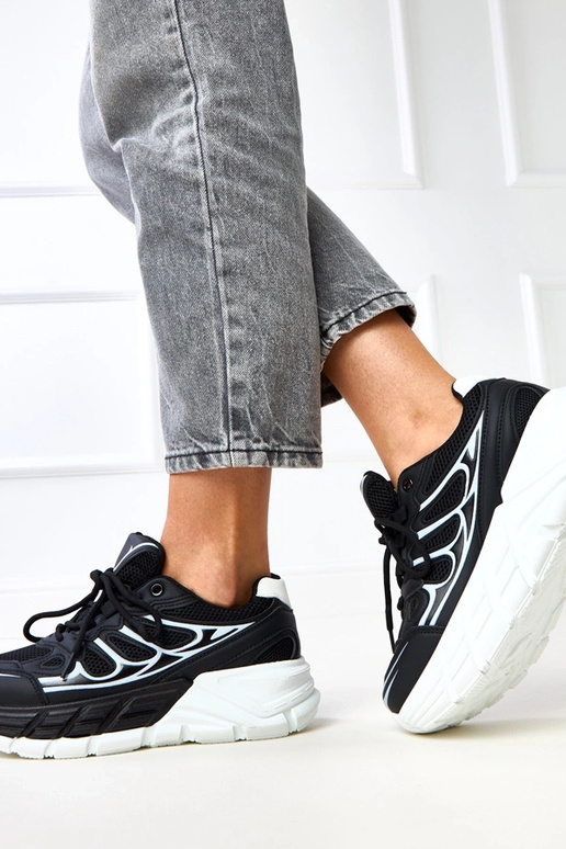 Juodi sportbačiai ant masyvaus pado,...