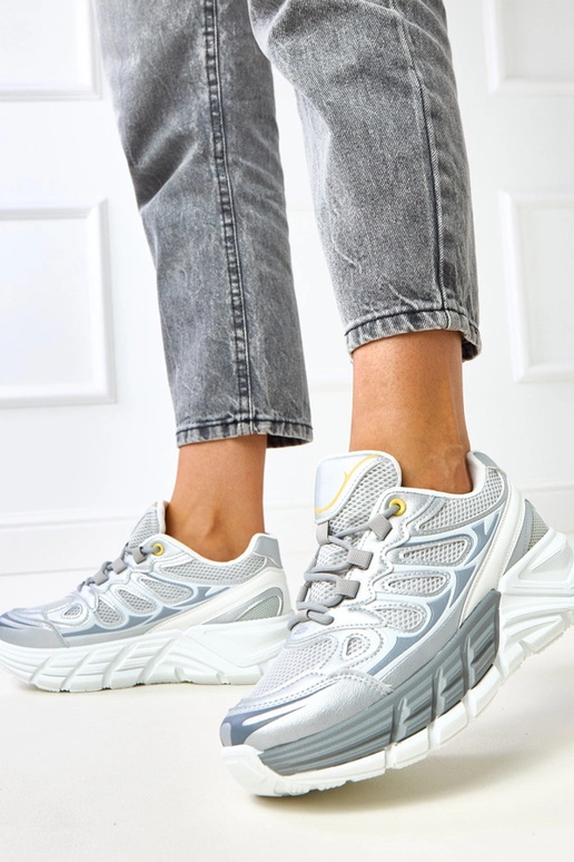 Sidabriniai sportbačiai ant masyvaus...