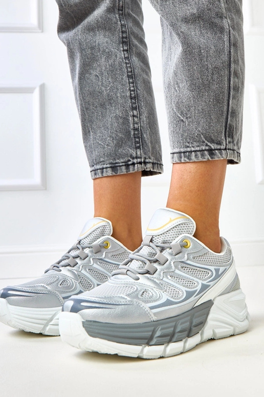 Sidabriniai sportbačiai ant masyvaus...