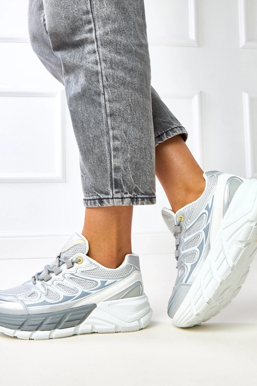 Sidabriniai sportbačiai ant masyvaus...