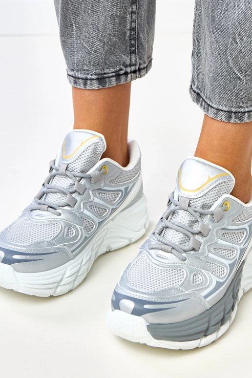 Sidabriniai sportbačiai ant masyvaus...