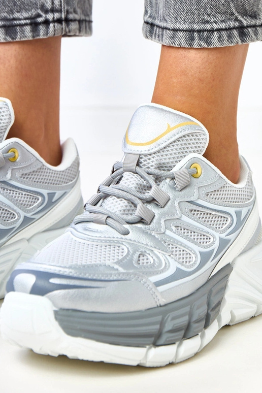 Sidabriniai sportbačiai ant masyvaus...