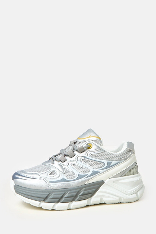 Sidabriniai sportbačiai ant masyvaus...