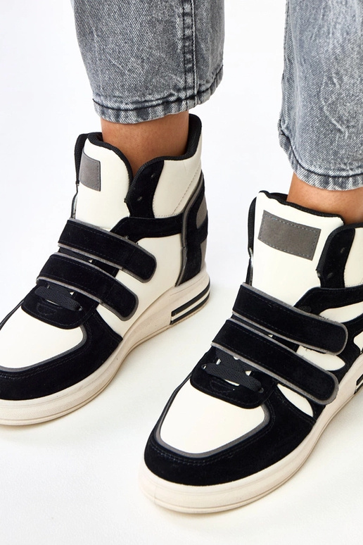 Aukšti juodai balti sportbačiai su...