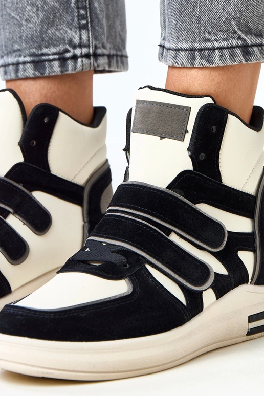 Aukšti juodai balti sportbačiai su...