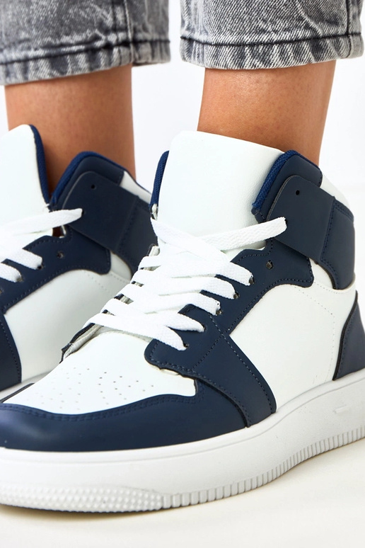 Aukšti balti tamsiai mėlyni...