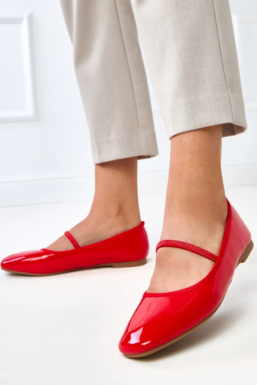 Raudonos lakuotos balerinos su gumele... Raudonos lakuotos balerinos su gumele...