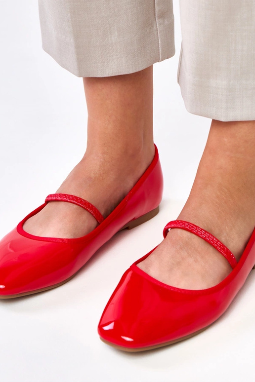 Raudonos lakuotos balerinos su gumele... Raudonos lakuotos balerinos su gumele...