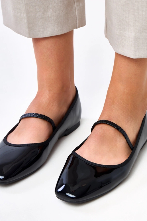 Juodos lakuotos balerinos su gumele... Juodos lakuotos balerinos su gumele...