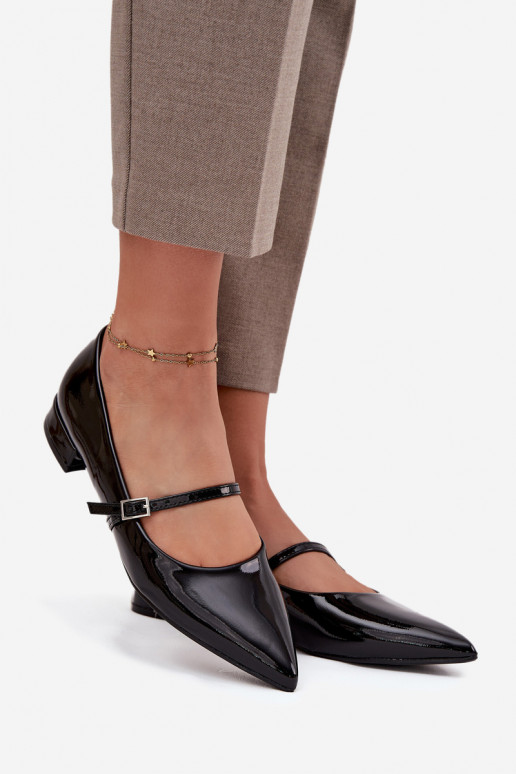 Lakuotos balerinos Įjungta Subtilusm Obcasie su dirželiais juodos spalvos Isvella Lakuotos balerinos Įjungta Subtilusm Obcasie su dirželiais juodos spalvos Isvella