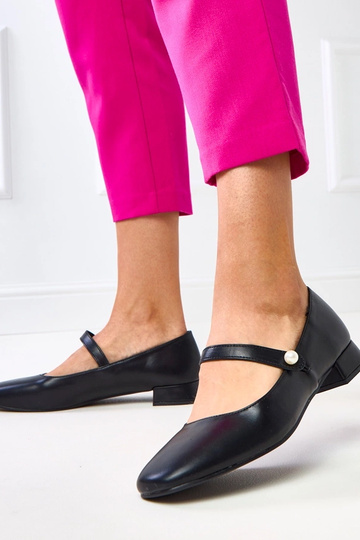 Juodi žemakulniai bateliai...