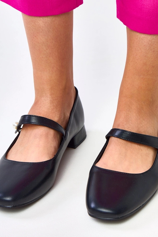 Juodi žemakulniai bateliai su...