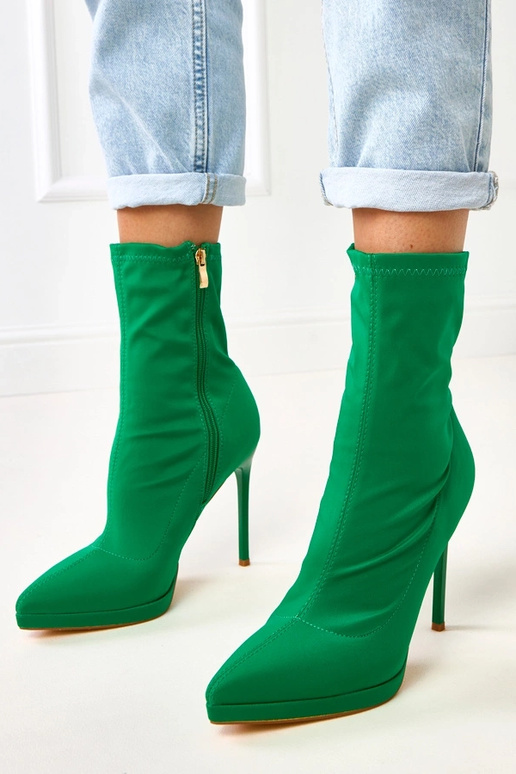 Žali satininiai aulinukai ant aukšto...