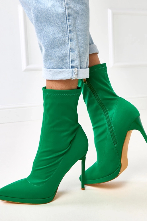 Žali satininiai aulinukai ant aukšto...