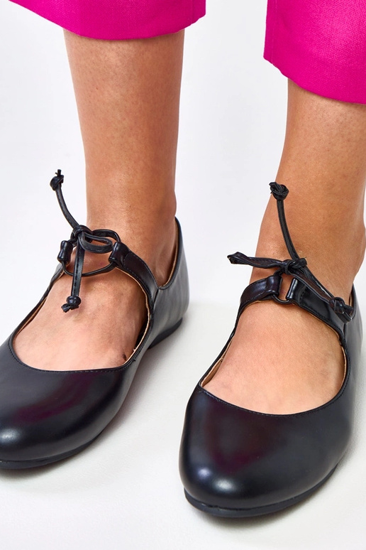 Juodos balerinos rišamos ties... Juodos balerinos rišamos ties...