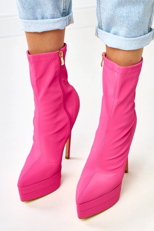 Rožiniai satininiai aulinukai ant... Rožiniai satininiai aulinukai ant...