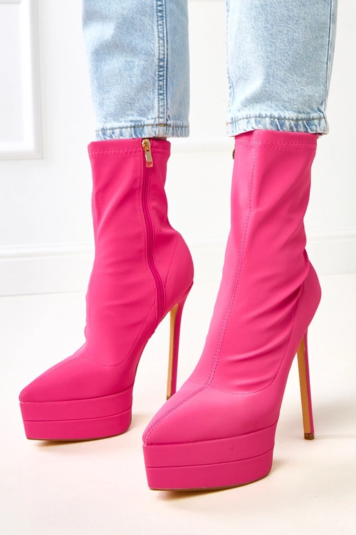 Rožiniai satininiai aulinukai ant... Rožiniai satininiai aulinukai ant...