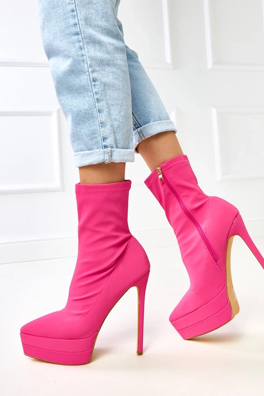 Rožiniai satininiai aulinukai ant... Rožiniai satininiai aulinukai ant...